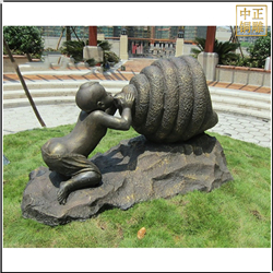 小區(qū)門(mén)口小孩吹海螺銅雕塑